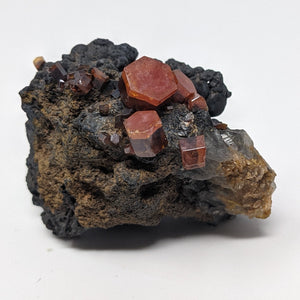 Vanadinite on Hollandite